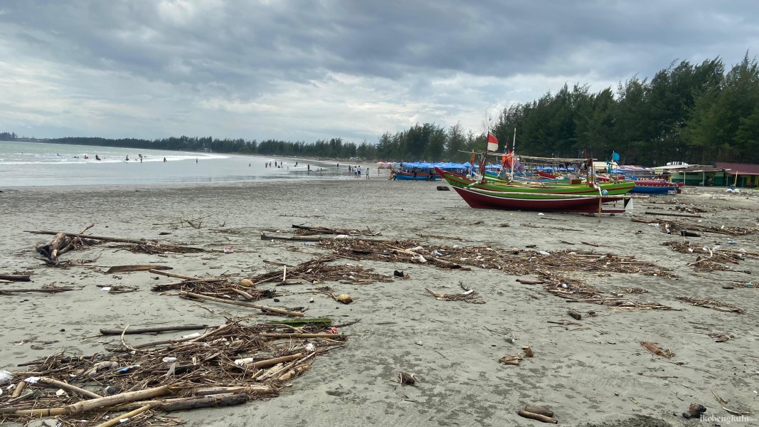 Pantai Zakat Bengkulu Kotor, Wisatawan Keluhkan Sampah yang Berserakan