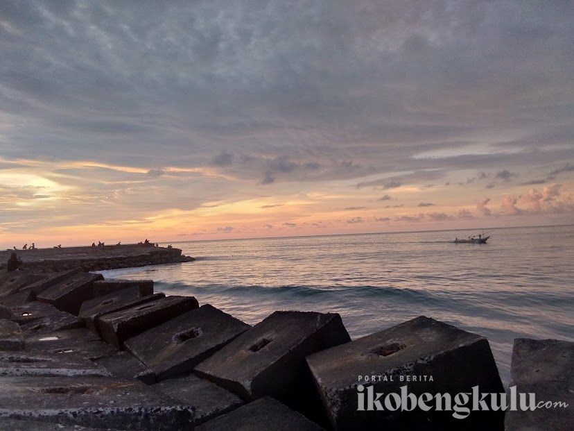Pantai Batu Tahu Jadi Pilihan Anak Muda Menikmati Sunset di Bengkulu