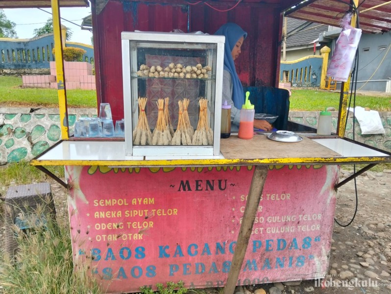 Sempol Seribuan di Depan UIN, Murah Meriah Jadi Favorit Mahasiswa