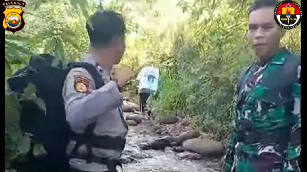 Menjaga Demokrasi Melalui Jalur Sungai: Dedikasi Polres Seluma dalam Pengamanan Logistik Pemilu
