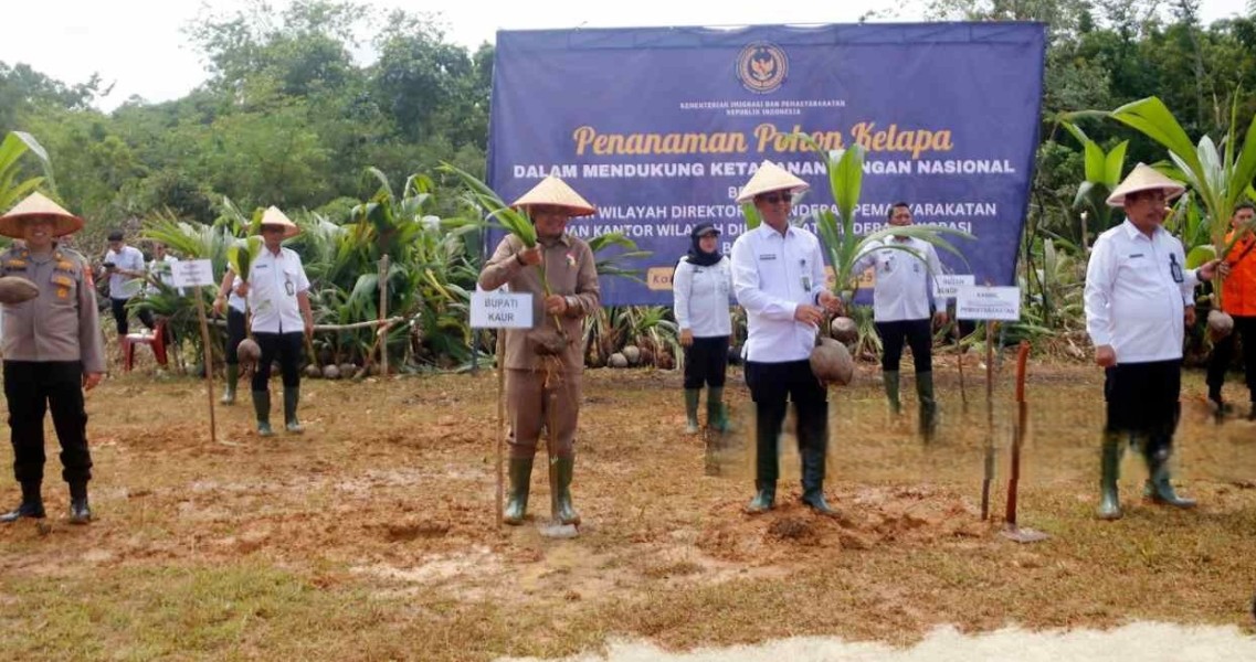 Dukung Ketahanan Pangan, Kemenimipas RI Tanam 2.000 Bibit Kelapa di Kaur
