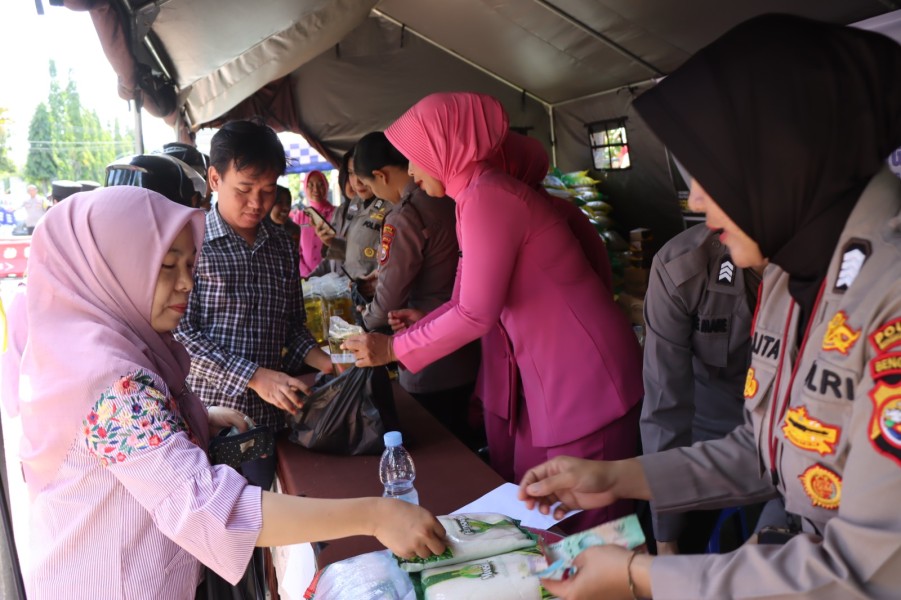 Warga Borong Sembako di Gerakan Pangan Murah Polres Bengkulu Utara