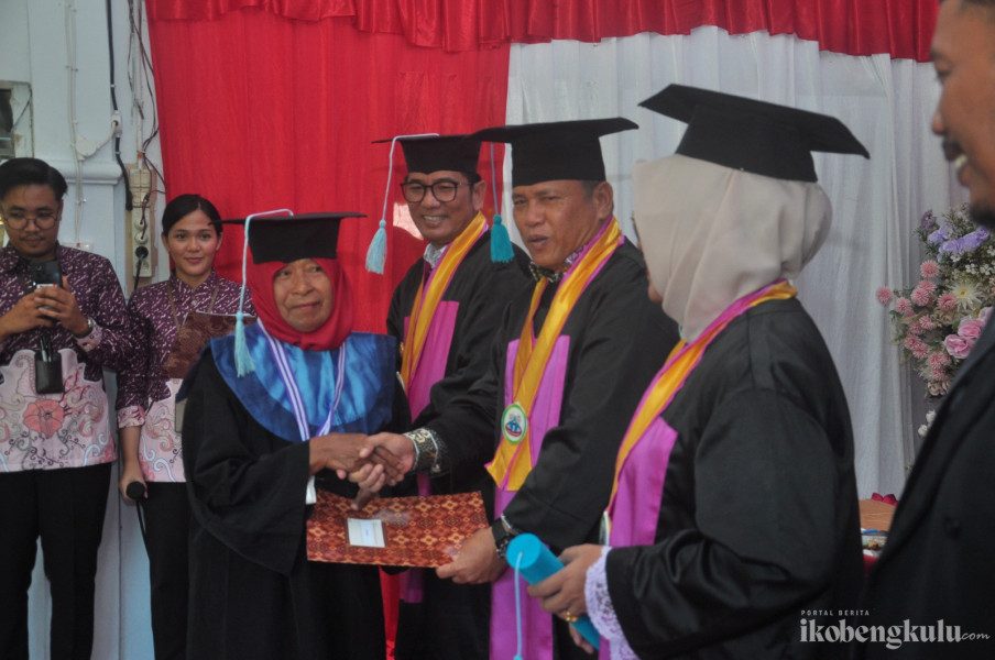 Pjs Bupati Bengkulu Utara Lepas Wisudawan Sekolah Lansia