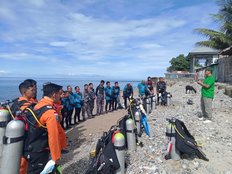 Peringati Hari Hiu Paus Internasional, Anggota Dewan Pers dan Penyelam Gorontalo Angkat 600 Kg Sampah Plastik