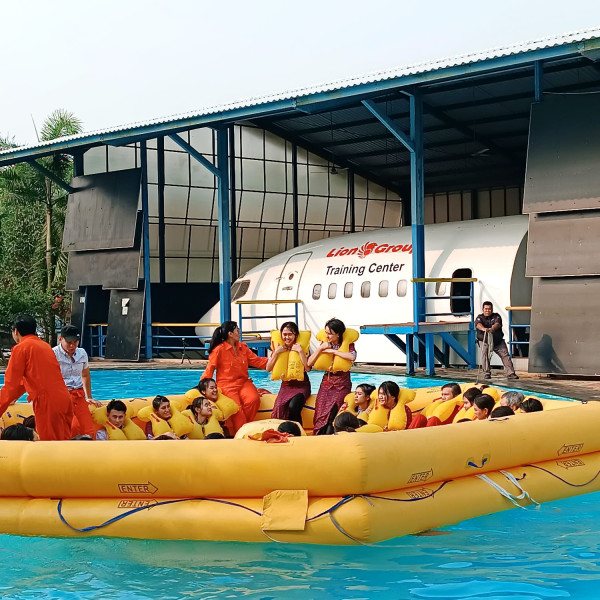 Mengapa Pramugari dan Pramugara Harus Bisa Berenang? Ini Alasan Pentingnya