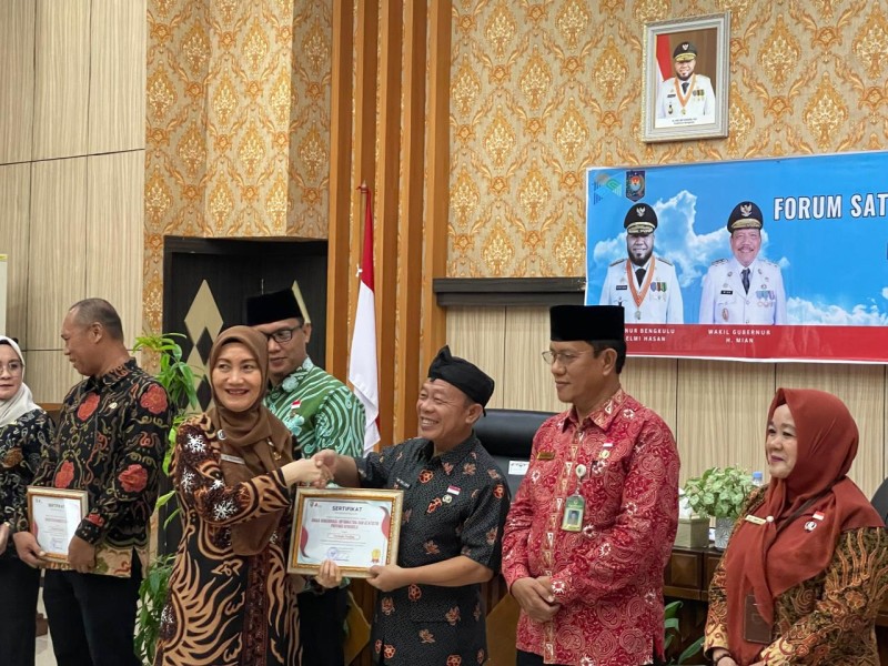 Ikuti Rakor SDI se-Provinsi Bengkulu, Dinas Kominfotik Provinsi Bengkulu Raih 2 Penghargaan Sekaligus