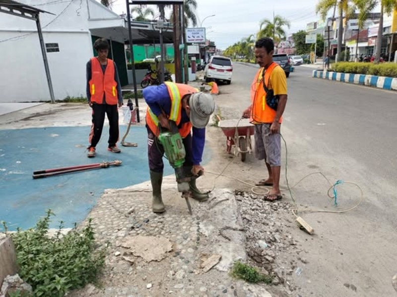 Bantu Rakyat, Walikota  Bengkulu Dedy Wahyudi Tuntaskan Keluhan Warga Soal Air Tergenang di Depan Hotel Ananda Penurunan