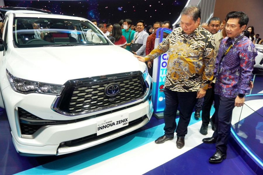 Menteri Koordinator Bidang Perekonomian Airlangga Hartarto Tinjau All New Prius HEV di GIIAS 2024