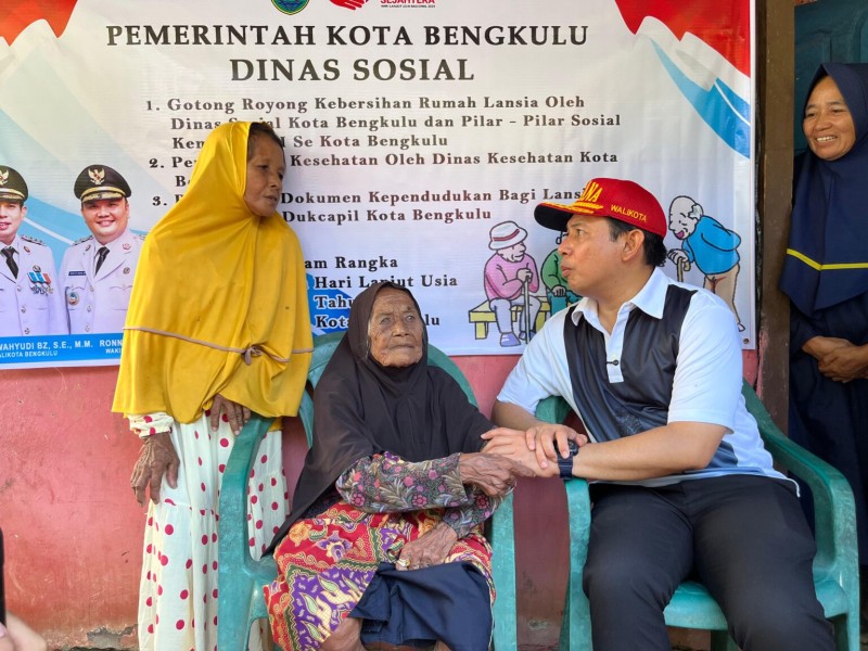 Walikota dan Jajaran Beri Perhatian Khusus Lansia 111 Tahun di Lingkar Barat