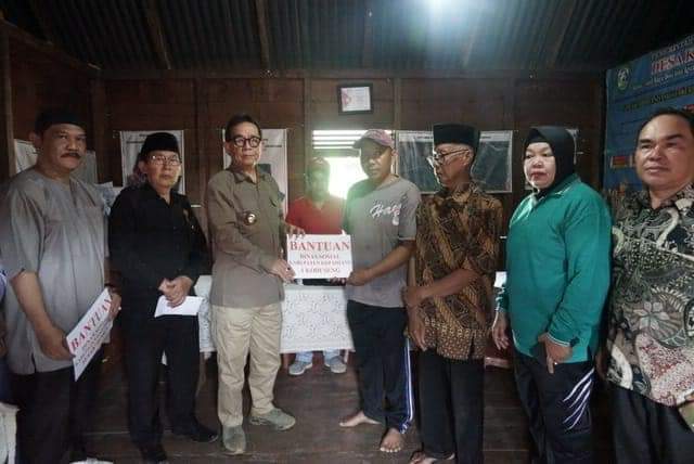 Bupati Hidayatullah Sjahid Serahkan Bantuan kepada Korban Kebakaran di Desa Kota Agung