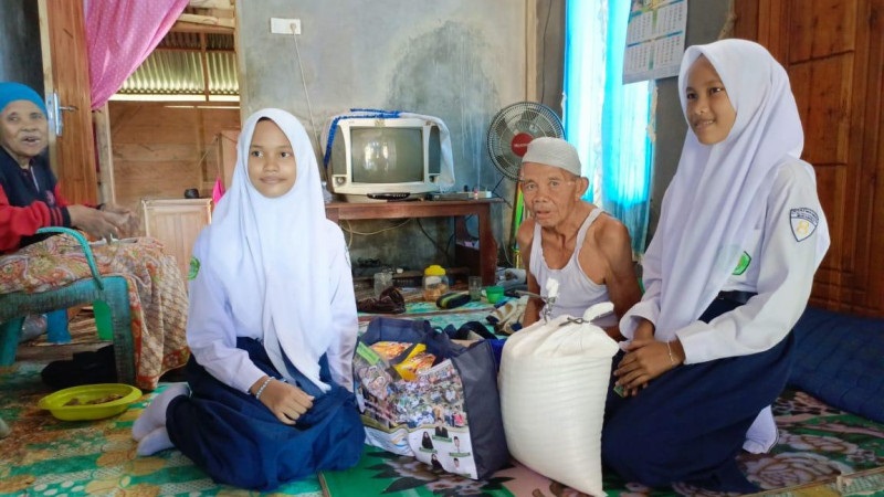 MTsN 2 Mukomuko Berbagi Kebahagiaan Lewat Sedekah Sembako di Desa Marga Mukti