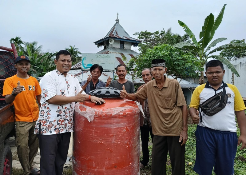 Anggota DPRD Bengkulu H. Sujono Serahkan  Bantuan Tandon Air di Desa Air Sebakul