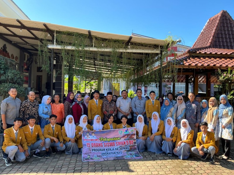 Wagub Mian Lepas 15 Siswa SMKN 5 Bengkulu Utara Magang ke Jepang, Dorong Semangat Raih Prestasi