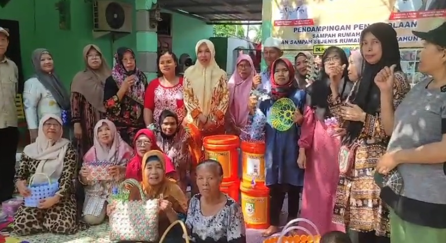Kelompok Kader di RT 15 Kelurahan Panorama Aktif Memilah dan Mengelola Sampah dari Rumah