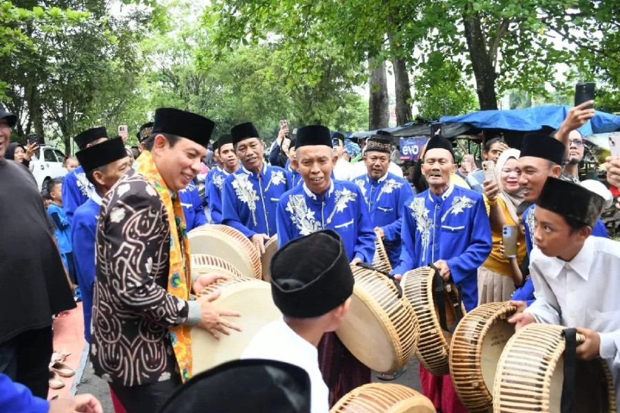Warga Dusun Besar Gelar Pagelaran Seni di Danau Dendam Tak Sudah, Walikota Dedy Puji Kekompakan Masyarakat
