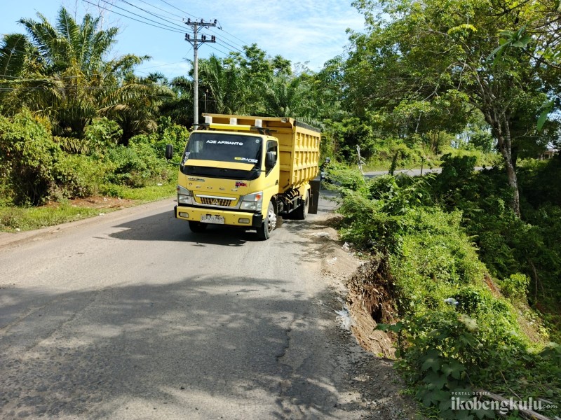 Jalan Sawang Lebar Ambles, Warga Khawatirkan Keselamatan Pengendara