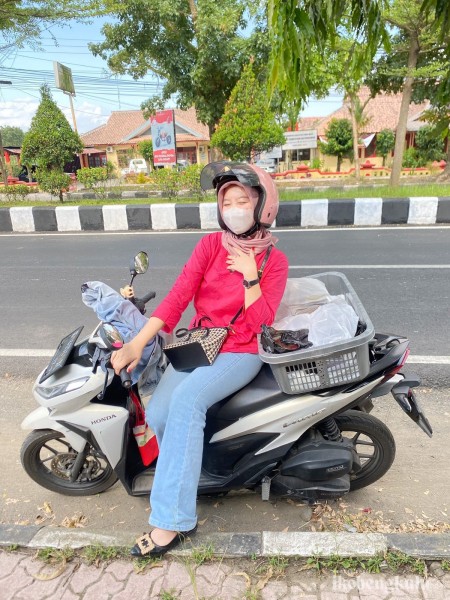Zahra Sambi Jualan Online Untuk Biayai Kuliah
