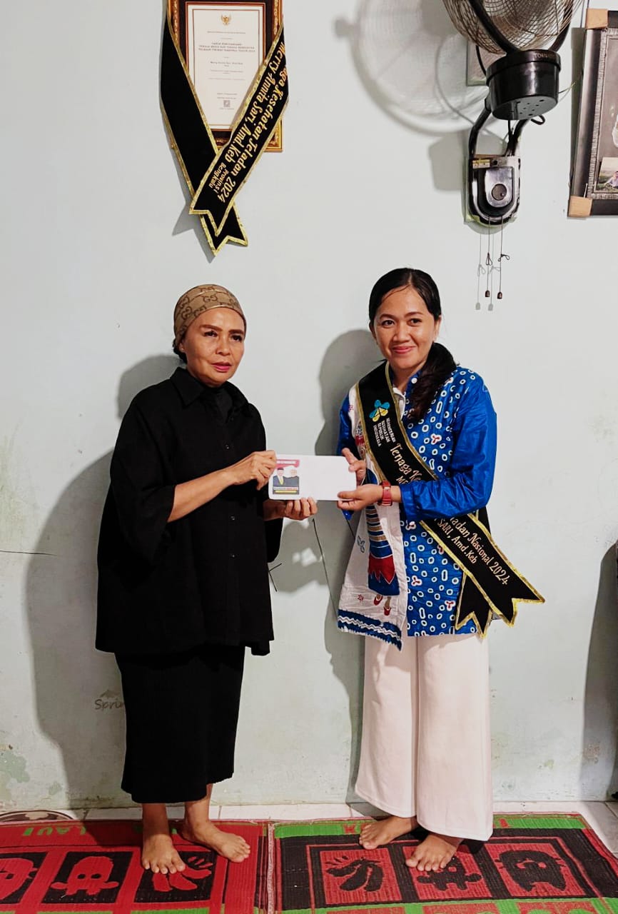 Calon Wakil Gubernur Bengkulu Meriani Berikan Penghargaan kepada Bidan Teladan Merry Anita di Dusun Tengah, Seluma