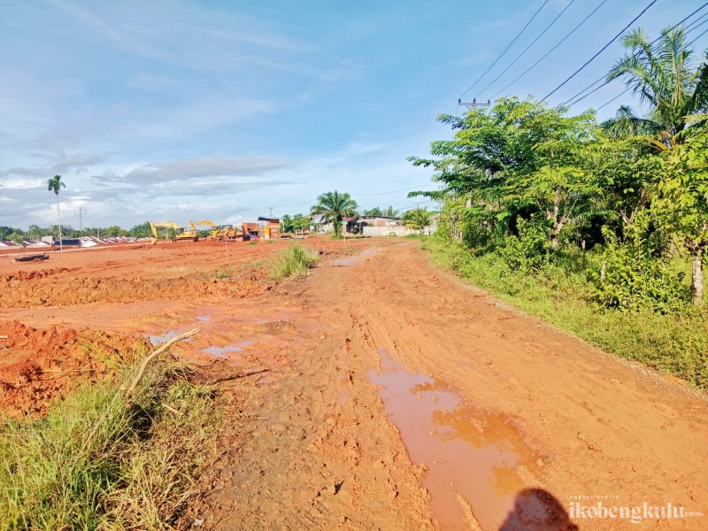 Jalan Berlumpur, Warga Sutra Residence Protes Aktivitas Pengembang