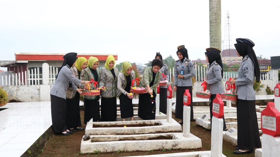 Penasihat Utama PIPAS Peringati HUT ke-20 dengan  Ziarah dan Tabur Bunga di TMP Balai Buntar