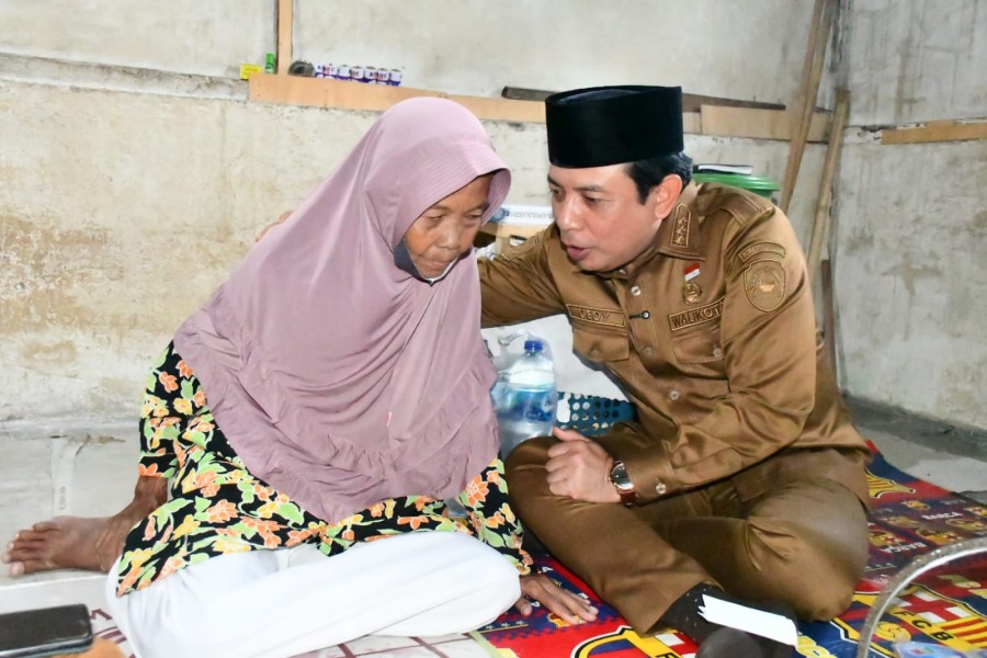 Tangis Haru Janda Tua Sebatang Kara Terima Bantuan Walikota
