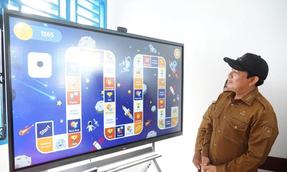 Sidak Sekolah, Walikota Dedy Pastikan Bantuan Smart TV Presiden Prabowo Terawat dan Tepat Guna