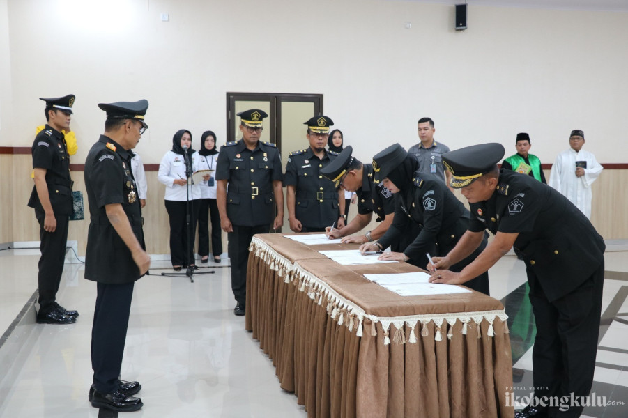 Sasmita Lantik 9 Pejabat Non-Manajerial Kemenkum Bengkulu