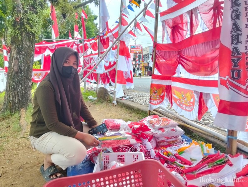 Menjelang 17 Agustus, Penjualan Bendera di Lingkar Barat Ramai