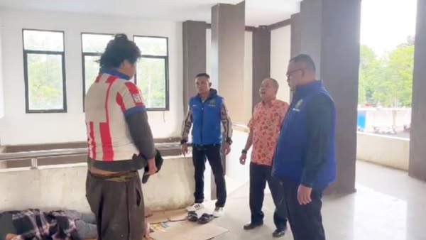 Dinsos Bawa Gelandangan Sakit ke RSHD