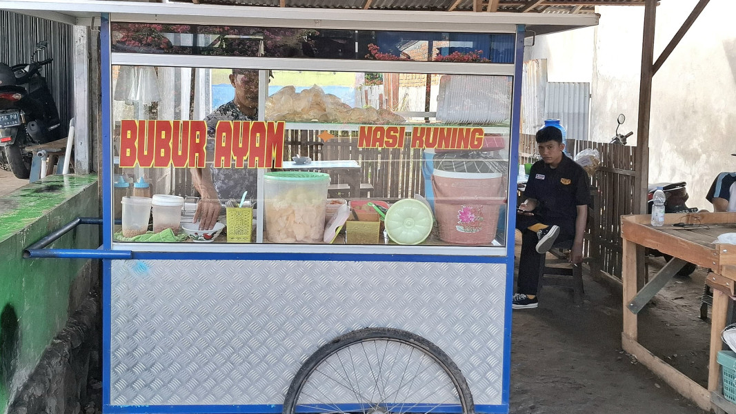 Bubur Ayam dan Nasi Kuning Pasar Simpang Kandis: Pilihan Sarapan Lezat yang Selalu Ramai Peminat