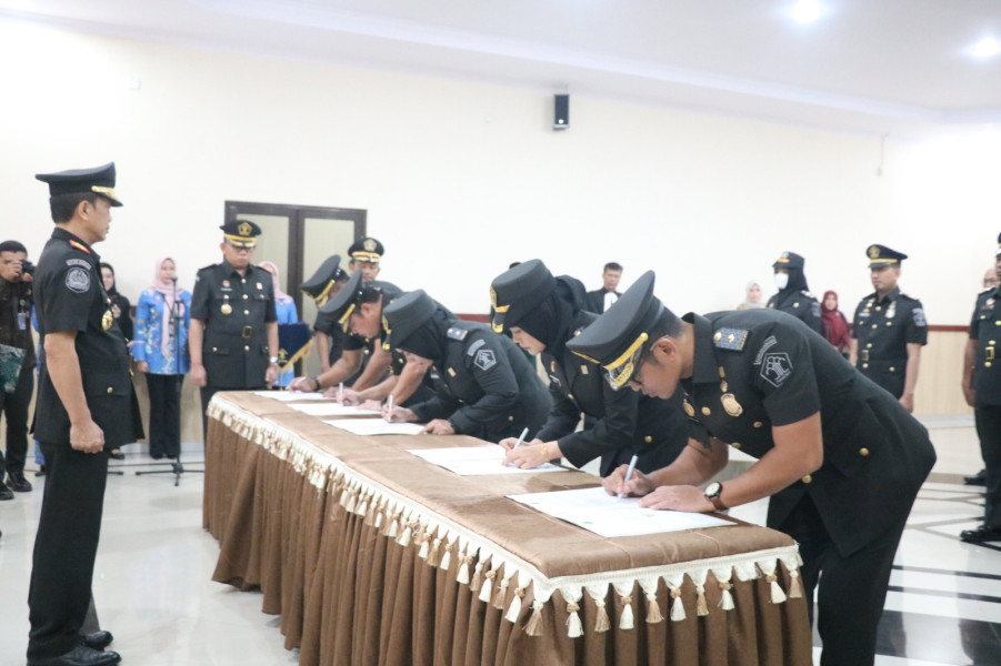 Kakanwil Lantik dan Ambil Sumpah Pejabat Struktural dan 1 PPNS di Lingkungan Kanwil Kemenkumham Bengkulu