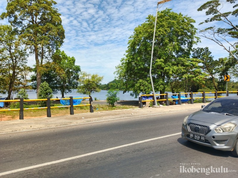 Pembatas Jalan di Jembatan Danau Dendam Jebol, Ancam Keselamatan Pengendara