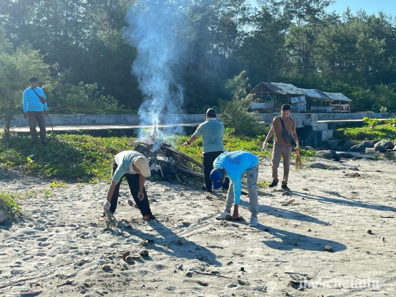 ASN Kecamatan Ratu Samban Gotong Royong Gabungan Bersihkan Pantai Panjang