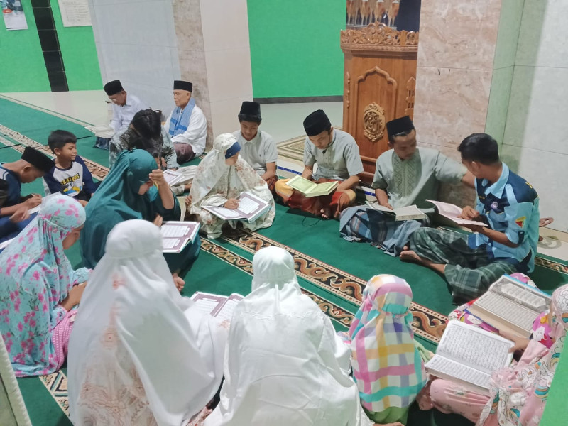 Malam Pertama Tarawih di Masjid Al-Kadir Bengkulu, Umat Muslim Sambut Ramadhan dengan Penuh Antusias