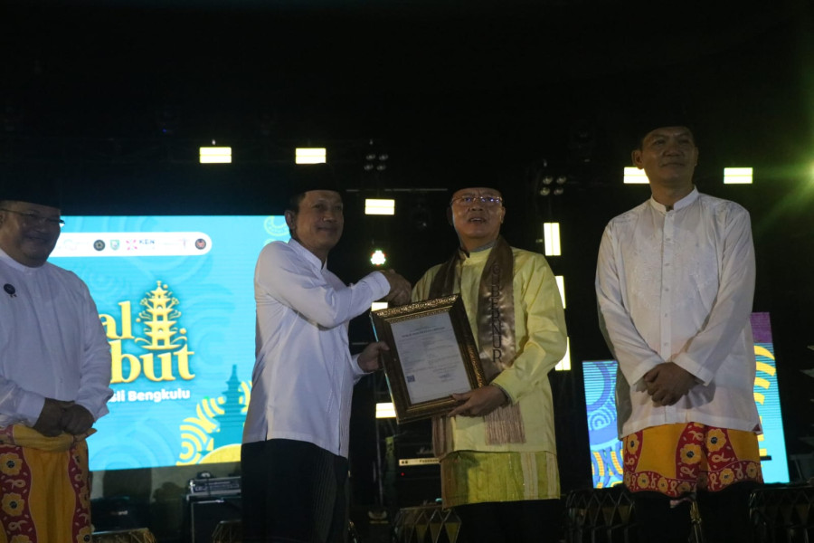 Kepala Kantor Wilayah Kemenkumham Bengkulu Serahkan Dua Sertifikat HAKI di Penutupan Festival Tabut 2024
