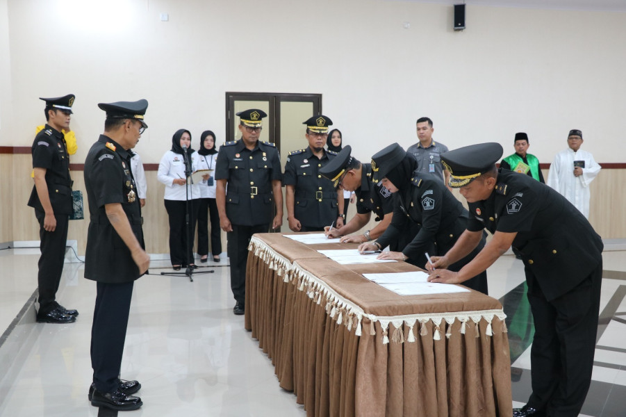 Lantik 9 Pejabat Non-Manajerial, Sasmita Tekankan Adaptasi dan Inovasi Demi Kemajuan Organisasi