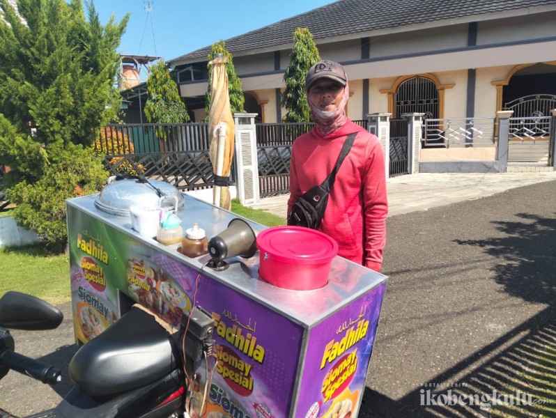 Kualitas Dagangan Bikin Somai Keliling Ini Jadi Langganan Warga Selebar