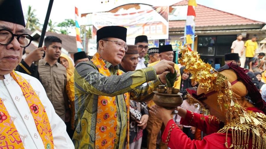 Naik Bubungan Masjid: Gubernur Rohidin  Apresiasi Kompaknya Warga Desa Suka Merindu