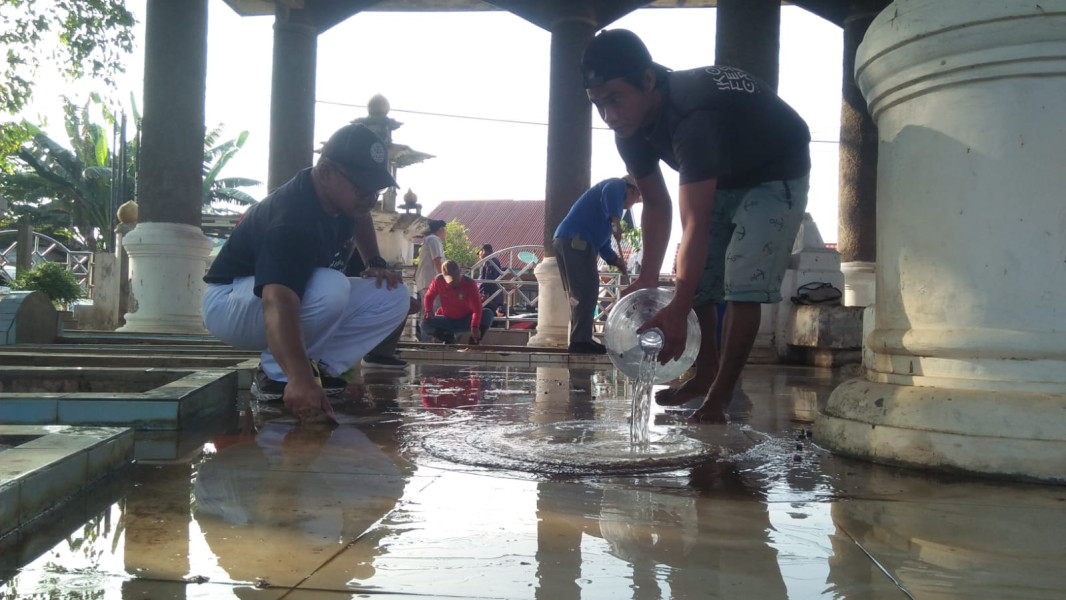 Jumat Bersih: Dinsos Kota Bengkulu dan KKT Bersihkan Makam Karbala