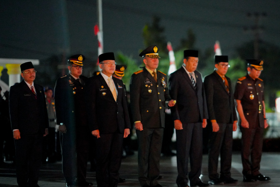 Purnama Saksi Khidmatnya Renungan Suci di Taman Makam Pahlawan Balai Buntar