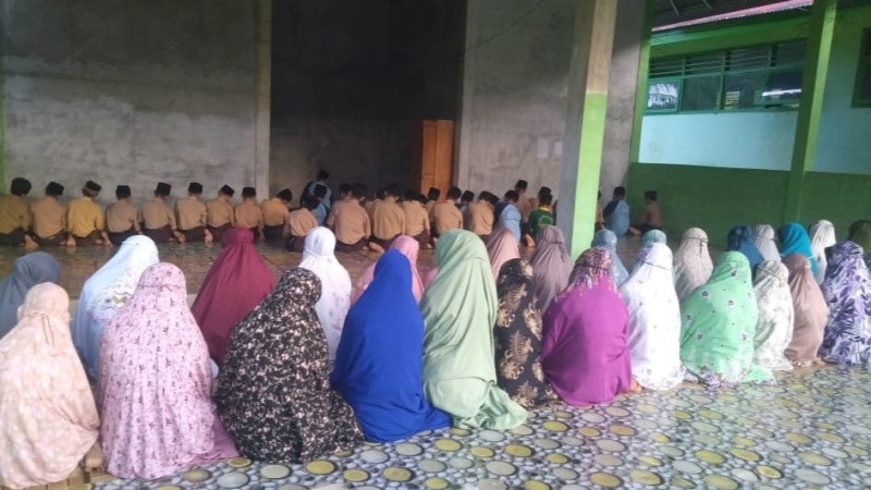 MTSN 4 Mukomuko Perkuat Spiritualitas Siswa dengan Sholat Duha Berjamaah Setiap Jumat