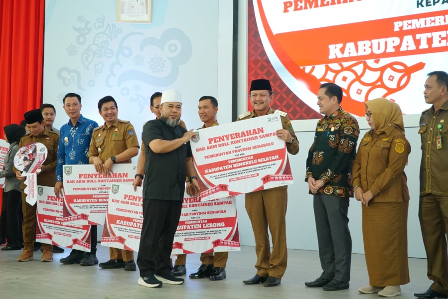 Menuju Bumi Merah Putih Bersih, Sehat, dan Indah: Gubernur Helmi Hasan Serahkan Truk dan Kontainer Sampah ke Kabupaten/Kota di Bengkulu