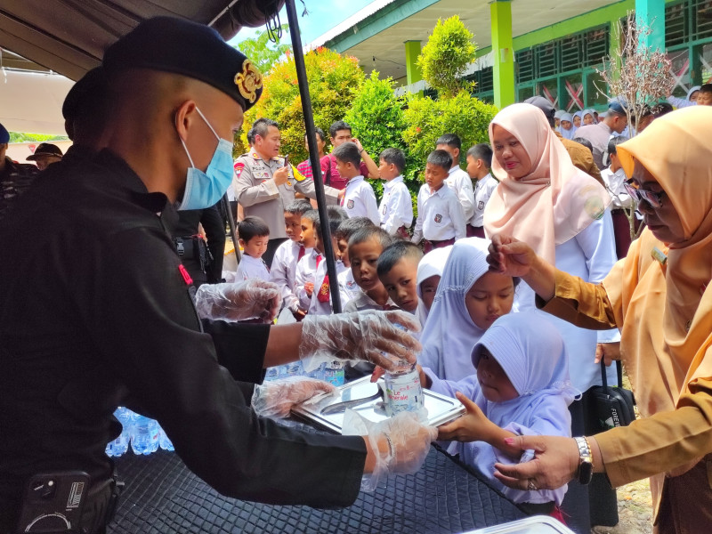 Korps Brimob Polda Bengkulu Peringati HUT ke-79 dengan Aksi Pemberian Makanan Bergizi di SD 89 Kota Bengkulu