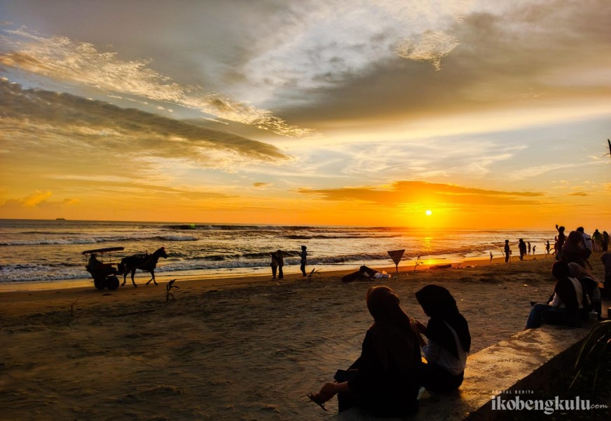 Matahari Tenggelam di Pantai Panjang, Momen yang Tak Pernah Membosankan