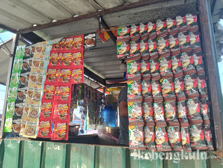 Lapak Es dan Camilan Debi, Favorit Mahasiswa UINFAS Sejak 2019