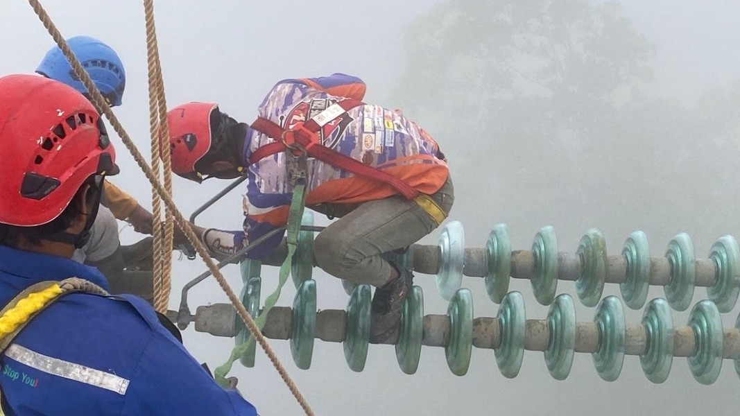 Listrik untuk Rakyat: PLN ULTG Pekalongan Gencarkan Penggantian Isolator, Jaga Keandalan di Bengkulu