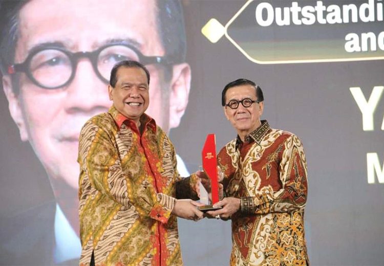 Yasonna Laoly Raih Penghargaan 'Outstanding Dedication to Law Enforcement' dalam CNN Indonesia Awards