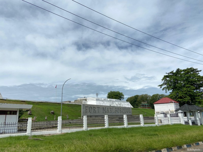 Pengunjung Sayangkan Area Sunset Benteng Marlborough Dibatasi Pagar