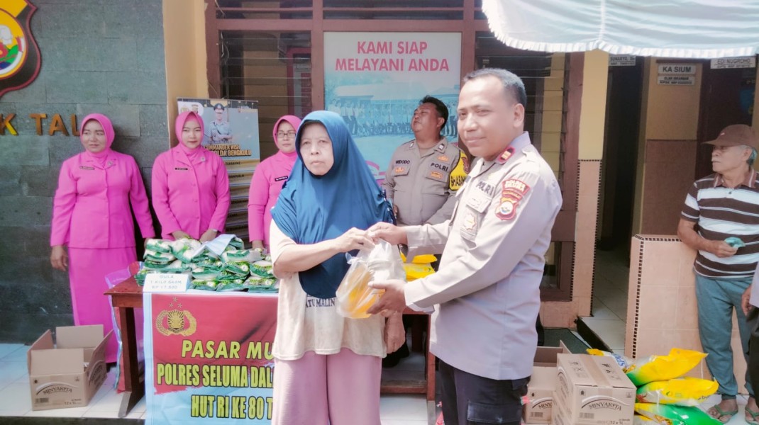 Polsek Talo Gelar Pasar Murah Sambut HUT RI ke-80