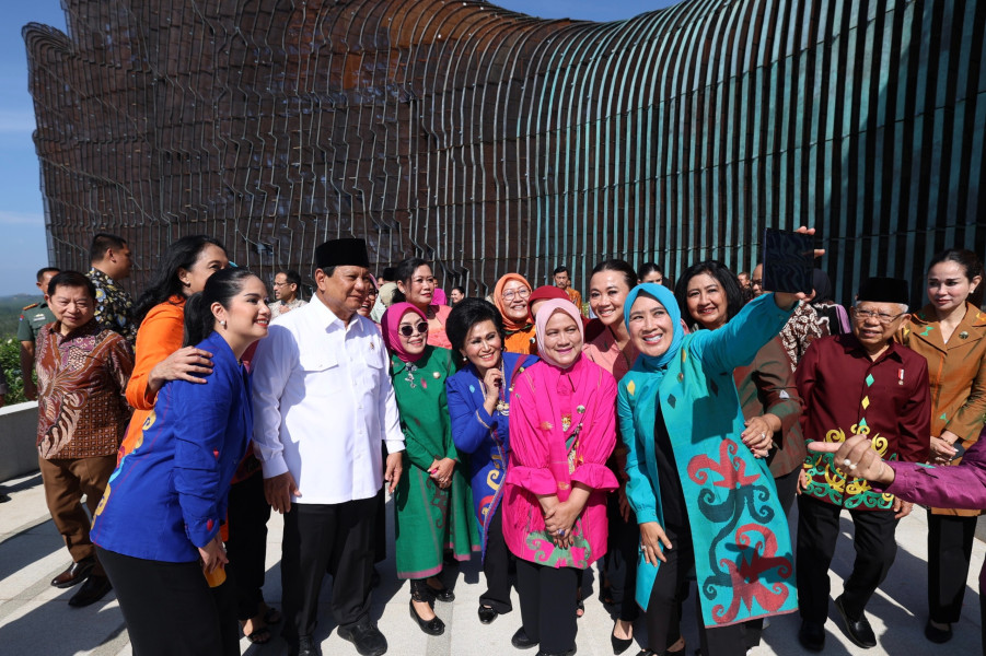 Momen Seru Prabowo Selfie Bareng Iriana dan Ibu-ibu di IKN